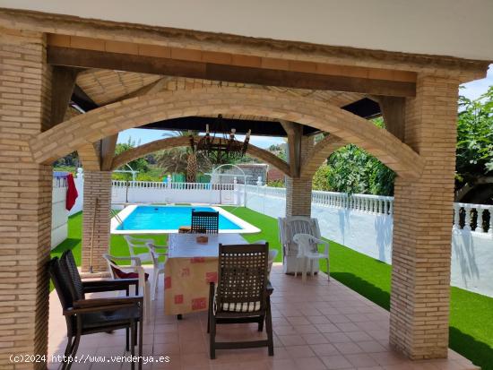 ¡IMPRESIONANTE CHALET CON PISCINA! - MURCIA