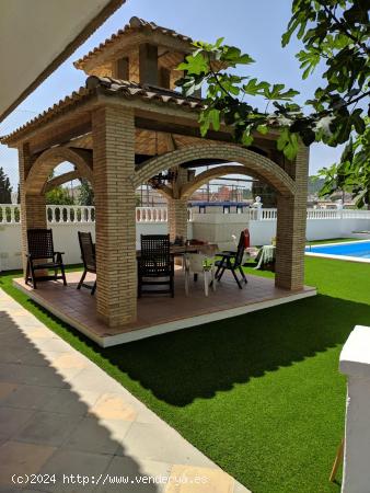 ¡IMPRESIONANTE CHALET CON PISCINA! - MURCIA