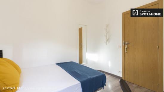 Se alquila habitación en apartamento de 6 dormitorios en Puente de Vallecas. - MADRID