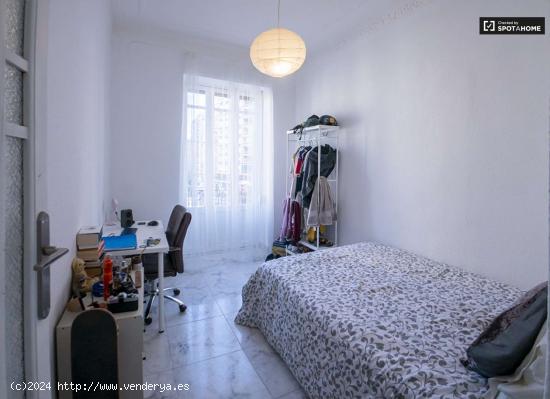 Habitaciones en apartamento de 5 dormitorios en Extramurs, Valencia - VALENCIA