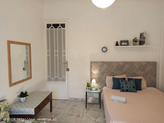 Habitaciones en apartamento de 5 dormitorios en Extramurs, Valencia - VALENCIA