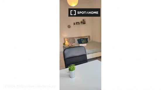 Habitaciones en apartamento de 5 dormitorios en Extramurs, Valencia - VALENCIA