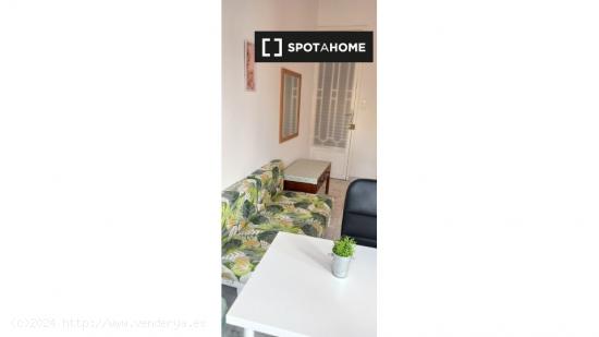 Habitaciones en apartamento de 5 dormitorios en Extramurs, Valencia - VALENCIA