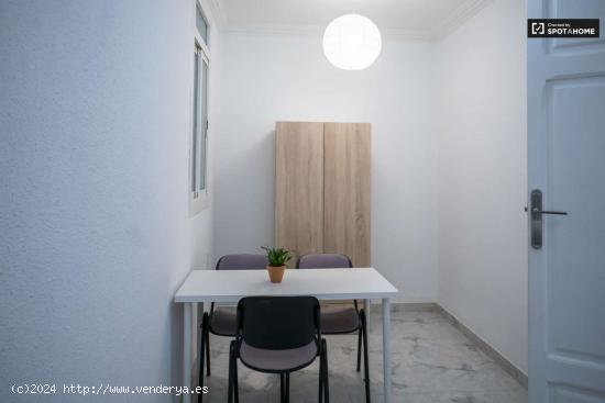 Habitaciones en apartamento de 5 dormitorios en Extramurs, Valencia - VALENCIA