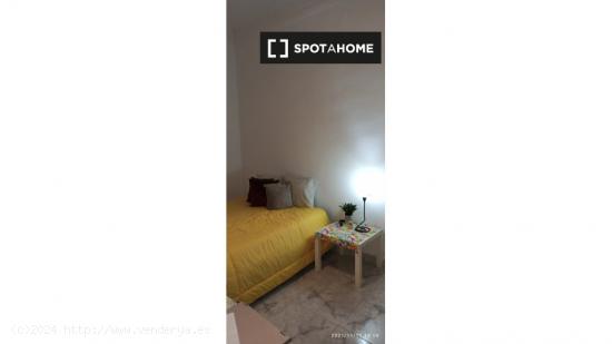 Habitaciones en apartamento de 5 dormitorios en Extramurs, Valencia - VALENCIA