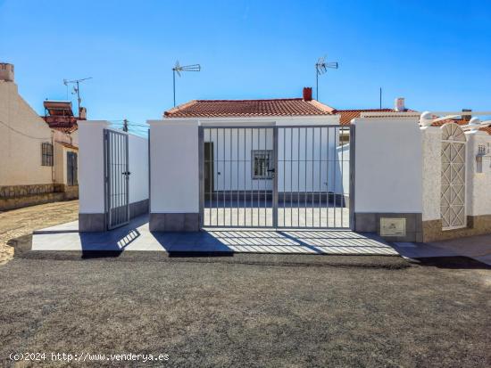 Bungalow en esquina totalmente reformado (Torrevieja) - ALICANTE