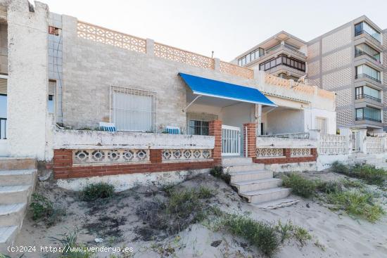  Vivienda en primera línea de playa, junto al mar. En Guardamar del Segura - ALICANTE 