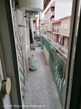 Gran casa con 3 amplios locales con un sinfín de posibilidades. - MURCIA