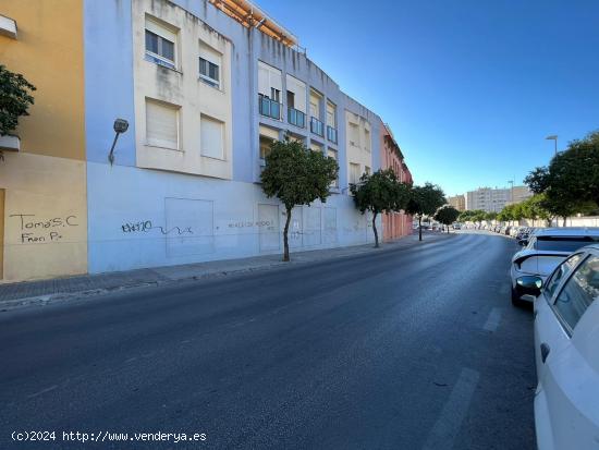 Local idóneo para supermercado, gimnasio y otras actividades comerciales con parkings - CADIZ