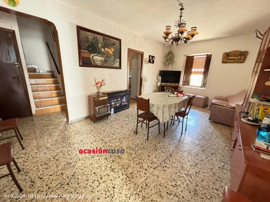 CASA CON COCHERA Y TERRENO A LA VENTA - CORDOBA