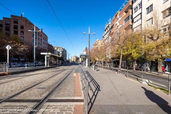 GRAN PLAZA DE GARAJE EN AVENIDA DE CONSTITUCIÓN - GRANADA