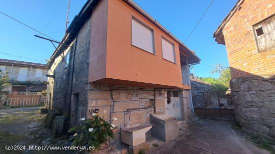 Casa de piedra, con terraza y finca. A 2 km. de MASIDE - ORENSE