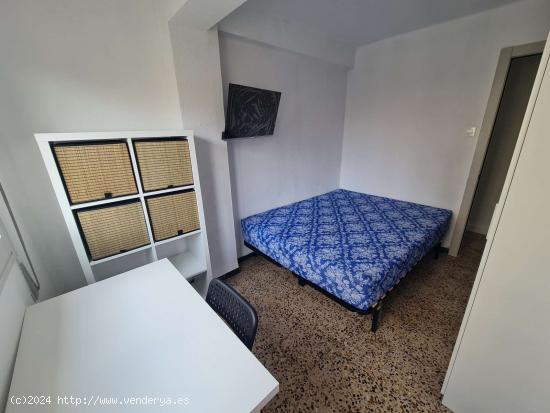 Se alquila habitación en apartamento de 4 dormitorios en Delicias - ZARAGOZA