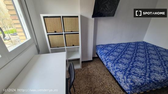 Se alquila habitación en apartamento de 4 dormitorios en Delicias - ZARAGOZA