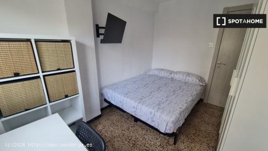 Se alquila habitación en apartamento de 4 dormitorios en Delicias - ZARAGOZA