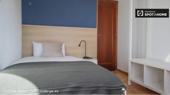 Se alquila habitación en piso de 4 dormitorios en La Paz - MADRID