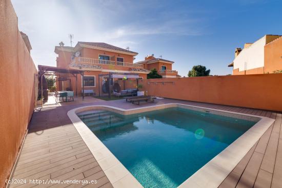 Gran chalet impecable moderno con piscina privada en los Balcones - ALICANTE