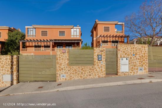 Gran chalet impecable moderno con piscina privada en los Balcones - ALICANTE