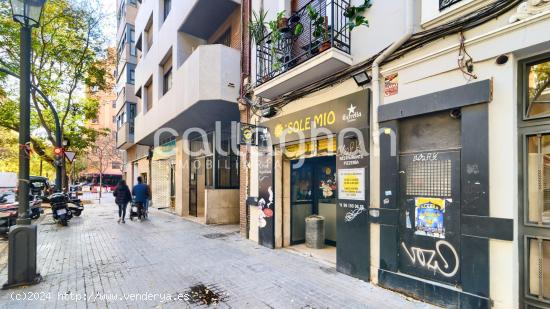 ¡Oportunidad en Arrancapins! Local-Bar con Licencia en Venta en la Calle Alberique - VALENCIA