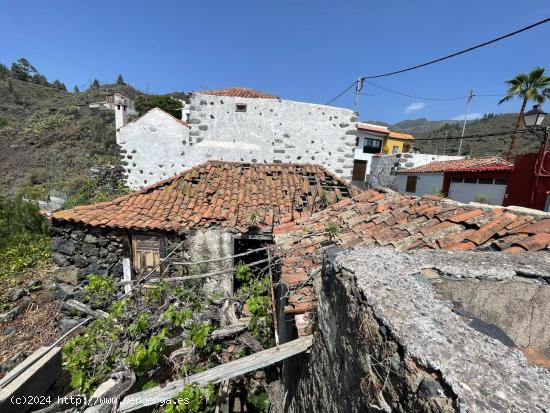 Venta Casa antigua 83 m2 de terreno en casco histórico de Chirche, Vistas al mar espectaculares - S