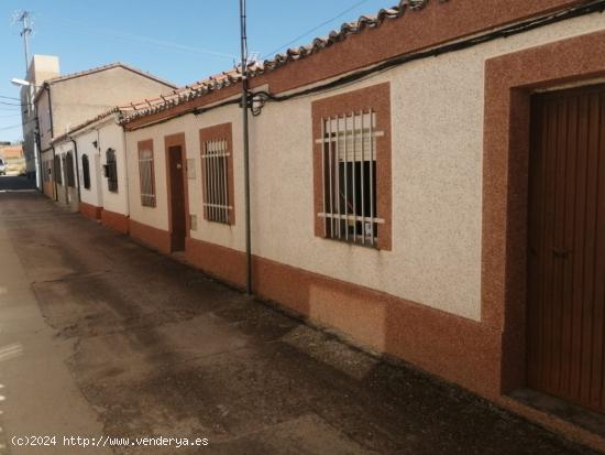 CASA EN VENTA EN LOS BLOQUES, PARA REFORMAR, 3 DORMITORIOS, PATIO - ZAMORA