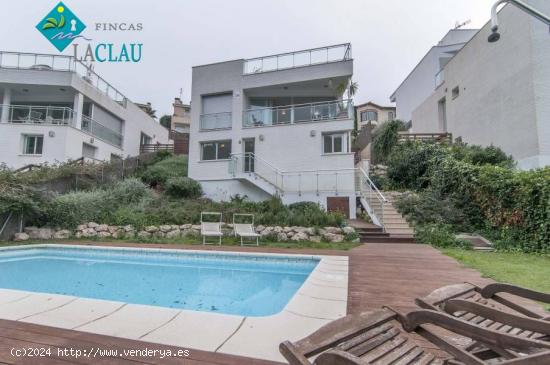 Venta. Moderno chalet con piscina y vistas al mar en Sitges - BARCELONA