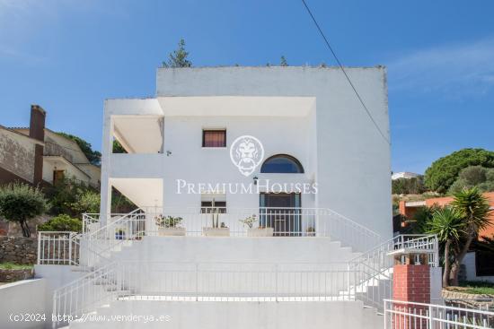 Espectacular Casa en Alella con Vistas al Mar y Dos Viviendas - BARCELONA