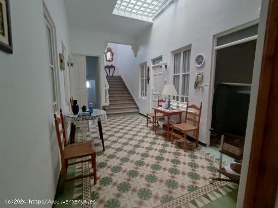 CASA EN PLENO CENTRO DE ALCÁZAR CON 249 m2 DE PARCELA Y FACHADA A 2 CALLES - CIUDAD REAL