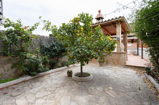 Casa con jardín en el centro - BARCELONA