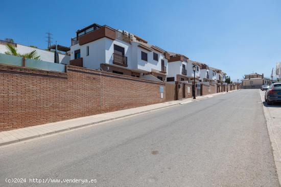 ¡Chalet Pareado en esquina de ensueño en Cármenes de Santo Domingo! - GRANADA