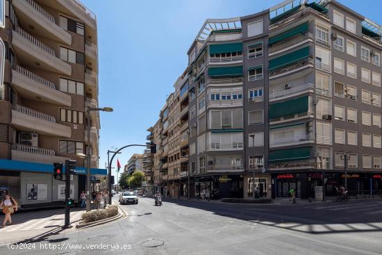 GRAN PISO EN RECOGIDAS REFORMADO CON SEIS DORMITORIOS - GRANADA