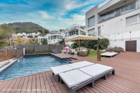 Casa con jardín y piscina a la venta en Montgavina - BARCELONA