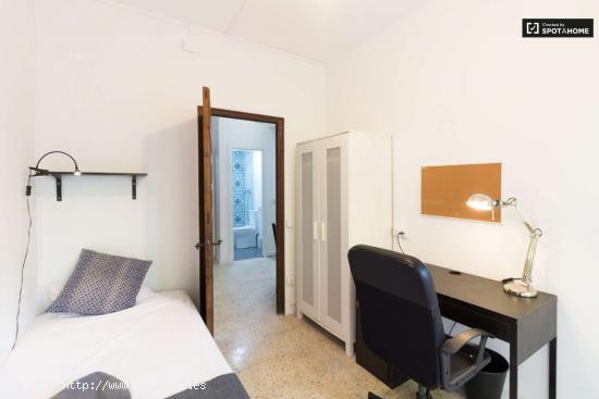  Se alquila habitación en piso de 5 habitaciones en Barcelona - BARCELONA 