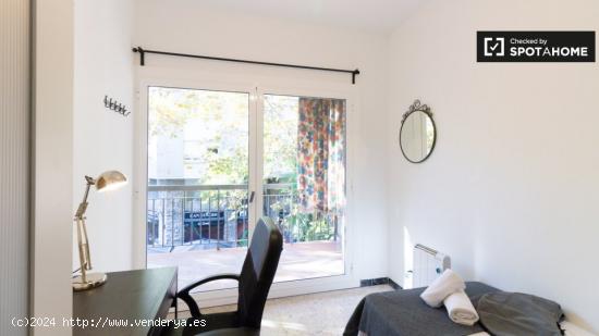 Se alquila habitación en piso de 5 habitaciones en Barcelona - BARCELONA