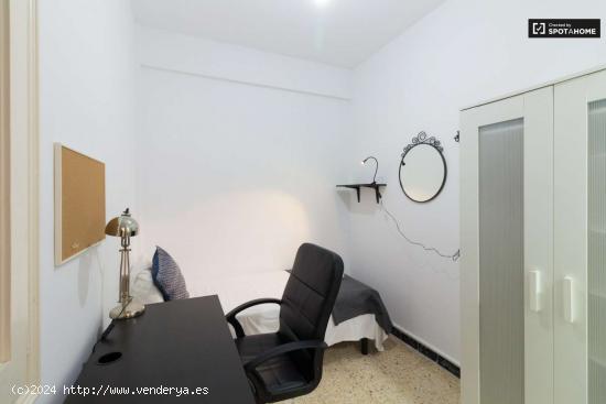 Se alquila habitación en piso de 5 habitaciones en Barcelona - BARCELONA