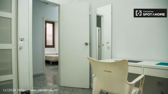 Habitación amueblada en un apartamento de 10 habitaciones en Ciutat Vella - VALENCIA