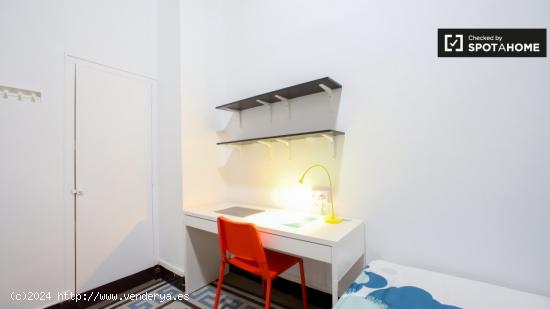 Habitación amueblada en un apartamento de 10 habitaciones en Ciutat Vella - VALENCIA