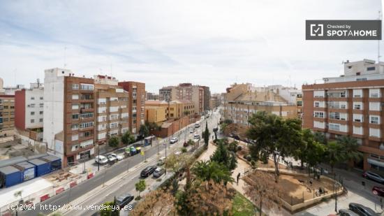 Piso de 4 dormitorios en alquiler en Torrefiel - VALENCIA