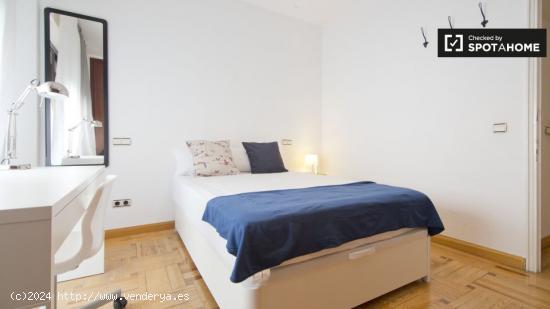 Gran habitación en apartamento de 6 dormitorios en Nueva España, Madrid - MADRID