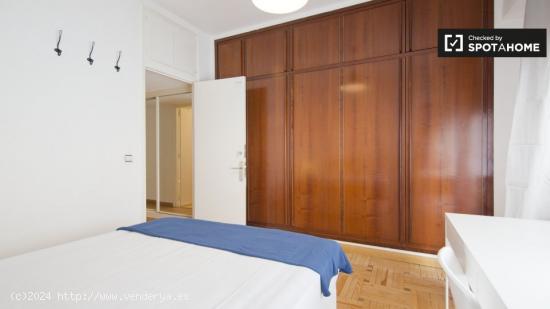 Gran habitación en apartamento de 6 dormitorios en Nueva España, Madrid - MADRID