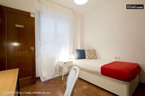 Acogedora habitación en un apartamento de 6 habitaciones en Prosperidad - MADRID