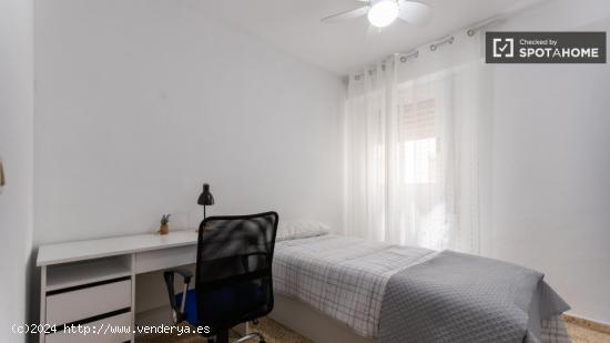 Se alquila habitación en piso de 4 dormitorios en Burjassot - VALENCIA