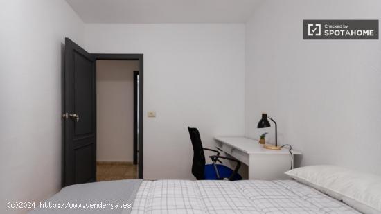 Se alquila habitación en piso de 4 dormitorios en Burjassot - VALENCIA