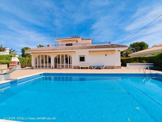 Fantástico Chalet independiente con piscina privada en Cabo Roig - ALICANTE