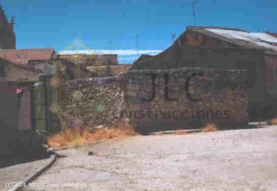 Parcela en Torrelaguna cerca del Ayuntamiento y de zonas comunes para construir casa pequeña. - MAD