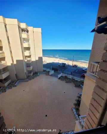 APARTAMENTO DE 3 HABITACIONES EN PRIMERA LINEA DE LA PLAYA, TORREVIEJA - ALICANTE