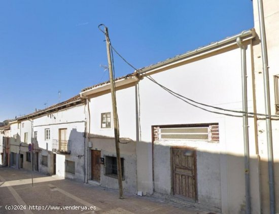 VENTA DE SOLAR EN CUELLAR CON CASA PARA REFORMAR