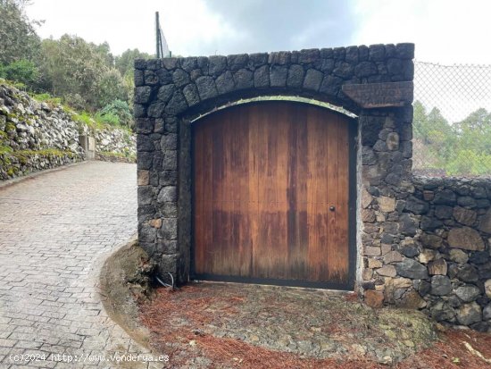 Finca rústica vallada y amurada con piedra natural.