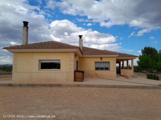 MARAVILLOSO CHALET A 2 KM  CON PISCINA EN YECLA