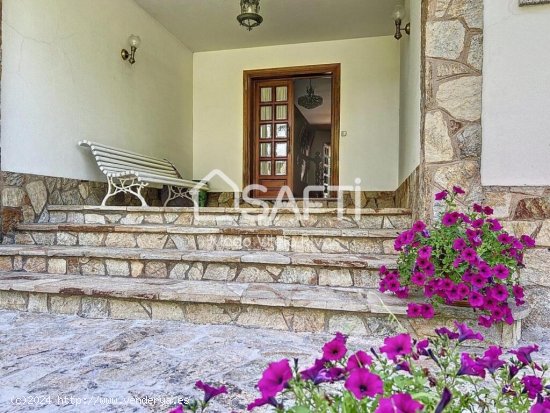 Casa de campo de una sola planta con piscina ubicada a pocos kilómetros de Santiago de Compostela.